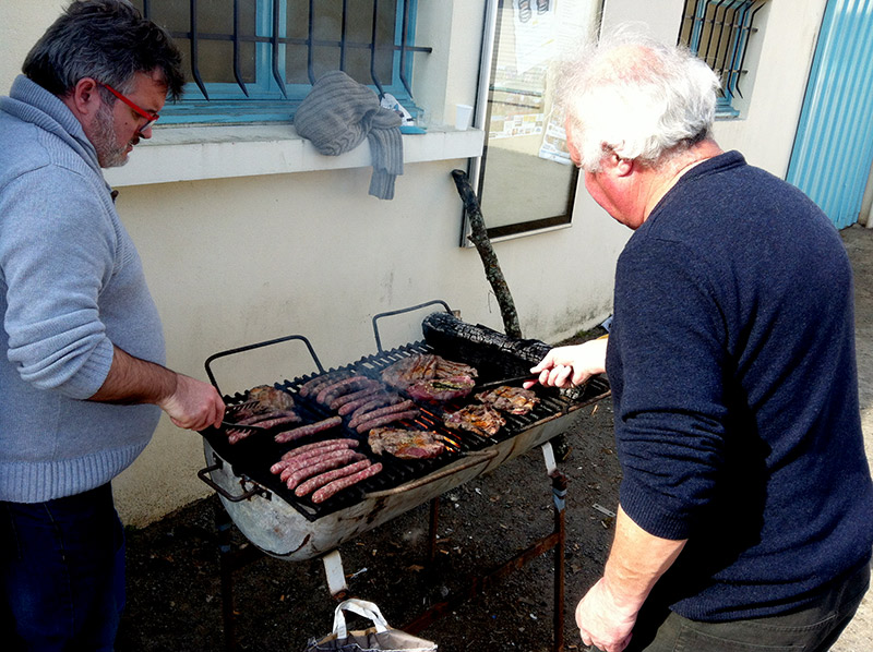 Grillades assurÃ©es par Bernard et Dominique